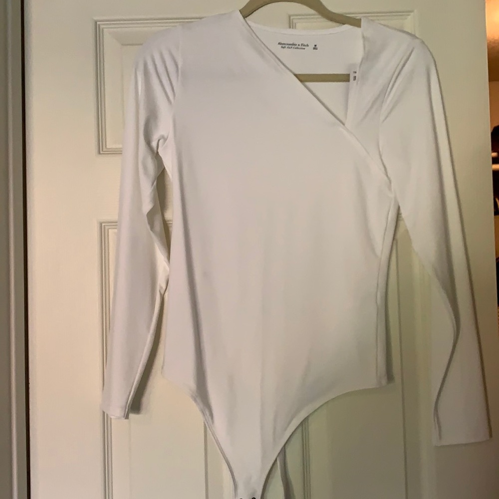 Never worn size M A&F white asymmetrical bodysuit!